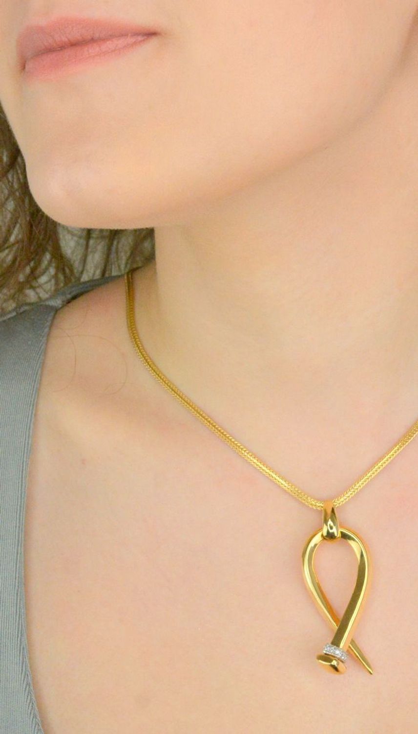 Złota zawieszka z cyrkonią próba 585, KO 781 585 ZAW. Złote zawieszki to wspaniały podarunek dla każdej eleganckiej kobiety. Zawieszka złota posiada kolczyki do kompletu. Zawieszka ze złota to doskonały pomysł na prezent.12.jpg